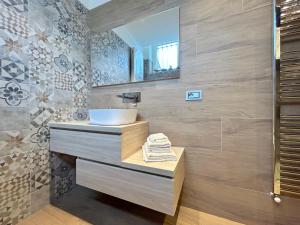 R39 Elegant Apartment with Private Parking