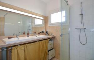 Maisons de vacances Cozy Home In Eyguieres With Wifi : photos des chambres
