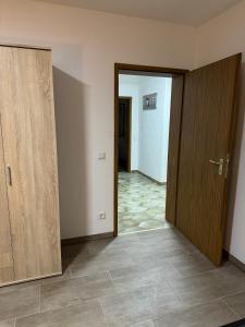 Laras voll ausgestattete Gartenwohnung mit WLAN und TV