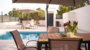 Amberes apartment, a stylish villa's independent downstairs apartment with private swimming pool and terrace - Polop