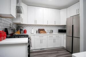 Beautiful 4 Bedroom House Near Downtown Columbus with Garage Parking and Backyard