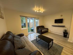 Spacious 3 bedroom Home, with private driveway 5 minutes from Excel Centre & Custom House