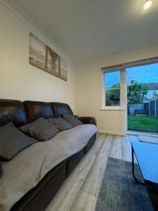 Spacious 3 bedroom Home, with private driveway 5 minutes from Excel Centre & Custom House