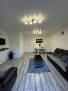 Spacious 3 bedroom Home, with private driveway 5 minutes from Excel Centre & Custom House