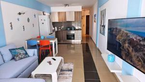 BLUE BAY PARADISE - Beach front apartment with sea view