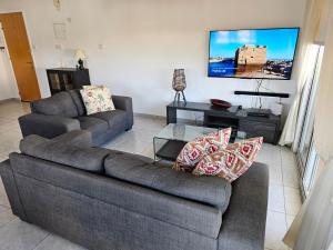 Beautiful 2 bedrooms by the pool