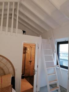 T0 com mezanino à beira-mar