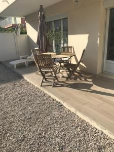 Chez Camille appartement spacieux 75m2 climatisation wifi parking terrasse et cour privative a 50 m de la plage