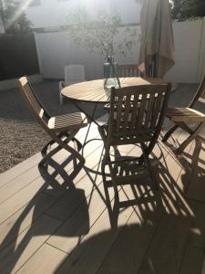 Chez Camille appartement spacieux 75m2 climatisation wifi parking terrasse et cour privative a 50 m de la plage