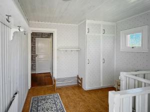 Spacious Cabin for Work Crews, 10 Beds!