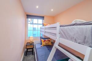 3 Bedrooms & 2 Bathroom Holiday Flat Right Next To Brighton Beach