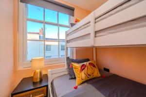 3 Bedrooms & 2 Bathroom Holiday Flat Right Next To Brighton Beach
