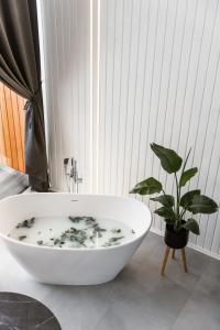 Sniegi design cabin with included sauna and jacuzzi