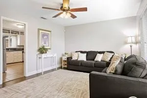 Robert St Cottage, near Lodi Lake - Galt