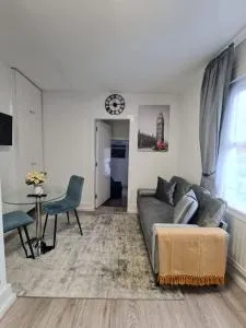 Stylish and Spacious 1 Bedroom Kensal Green Tube 1A - Willesden