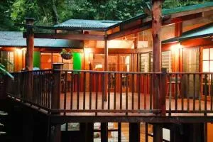 Tropical Timber Treetop Home 4BR swimming creek - Caravonica