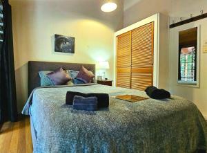 Tropical Timber Treetop Home 4BR swimming creek