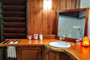 Tropical Timber Treetop Home 4BR swimming creek