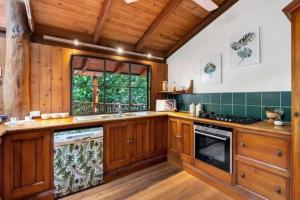 Tropical Timber Treetop Home 4BR swimming creek