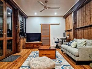 Tropical Timber Treetop Home 4BR swimming creek