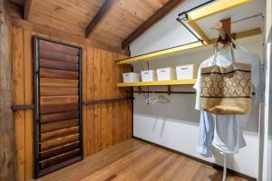 Tropical Timber Treetop Home 4BR swimming creek