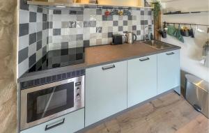 Cozy Home In Noordscheschut With Wifi