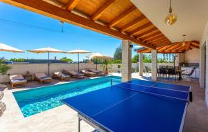 4 Bedroom Cozy Home In Marcana 