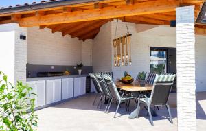 4 Bedroom Cozy Home In Marcana 