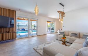 4 Bedroom Cozy Home In Marcana 