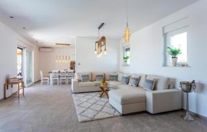 4 Bedroom Cozy Home In Marcana 