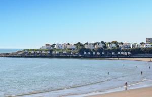 Maisons de vacances Stunning Home In Saint-Georges-De-Didon : photos des chambres