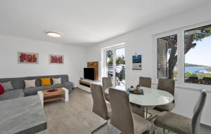 Amazing Home In Rogoznica With Jacuzzi 