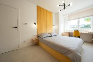 Miodowy apartament z dużym tarasem w Rewalu, blisko morza