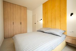 Miodowy apartament z dużym tarasem w Rewalu, blisko morza