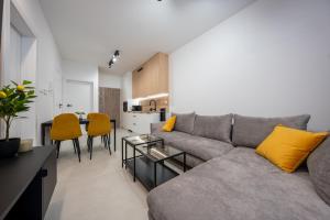 Miodowy apartament z dużym tarasem w Rewalu, blisko morza