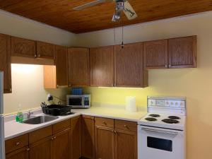 Marmora and Lake Inn Apartment-Sleeps 5 guests