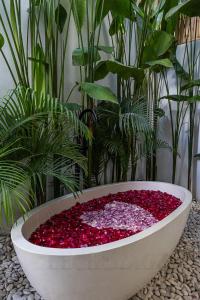 4BR NEW Luxe 350m to BEACH villa I KIDS stay free I Living panoramic windows I AC I 9 meters pool