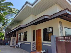 ELyns Guesthouse -Studio Unit -Family Room with WIFI, Netflix, parking space