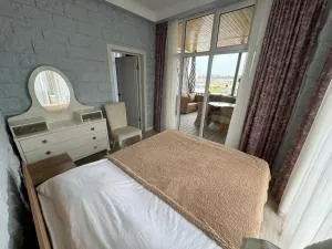 Уютный коттедж "PARIS", 30м от пляжа! 3 спальни, терраса и летняя кухня! - 乔克-塔尔