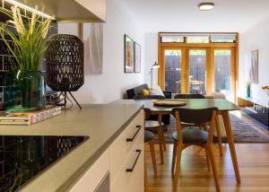 2 Bdrm Apt in Annandale with Courtyard & Parking