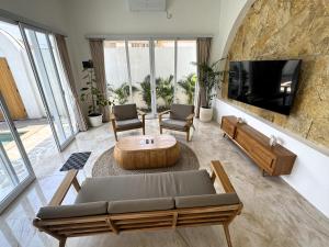 Chic Brand New 4 BR villa with Pool near The Beach