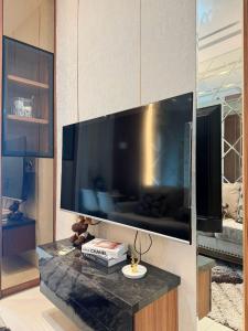 RARE !!! - 2BR ANDERSON Highest Floor 37 - City View