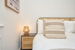 Spacious 1 Bed Apt - Stunning Views & Private Parking - 5 Mins To Beach - Dog Friendly - Close To Ventnor, Shanklin & Sandown - Ideal For Friends, Families & Business Travellers - Sleeps up to 4 Guests - Managed By "Greenstay Serviced Accommodation"