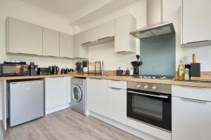Spacious 1 Bed Apt - Stunning Views & Private Parking - 5 Mins To Beach - Dog Friendly - Close To Ventnor, Shanklin & Sandown - Ideal For Friends, Families & Business Travellers - Sleeps up to 4 Guests - Managed By "Greenstay Serviced Accommodation"
