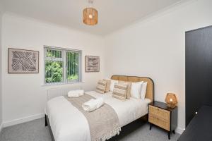 Spacious 1 Bed Apt - Stunning Views & Private Parking - 5 Mins To Beach - Dog Friendly - Close To Ventnor, Shanklin & Sandown - Ideal For Friends, Families & Business Travellers - Sleeps up to 4 Guests - Managed By "Greenstay Serviced Accommodation"