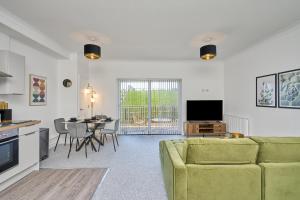 Riviera View - A Stunning Large 1 Bed Apt - Private Parking - 5 Mins To Beach - Dog Friendly - Close To Ventnor, Shanklin & Sandown - Ideal For Friends, Families & Business Travellers - Managed By "Greenstay Serviced Accommodation"