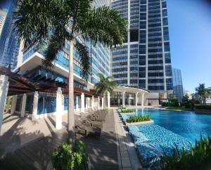 8U Pristine & Cozy Stay at Uptown Mall BGC across Mitsukoshi with FREE Parking and Balcony