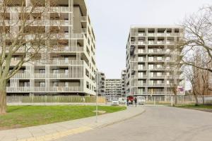 Stacja Wola Nowoczesny Apartament z Balkonem i Parkingiem Warszawa by Noclegi Renters