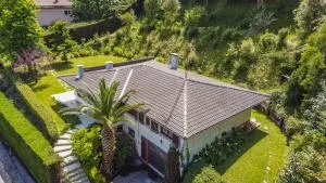 El jardín de Maite con piscina by Kabia Gestion - Laukiz