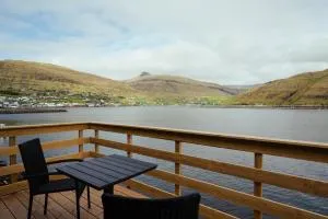 Seadreams Nest - Luxurious Waterfront Retreat - Kvívík